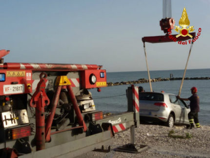 auto si sfrena e finisce sulla scogliera di Marina di Montemarciano