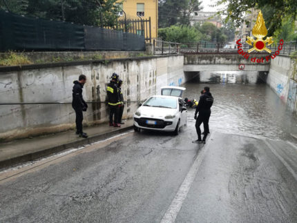 Allagamenti ad Ancona, auto bloccata nel sottopasso di Vallemiano