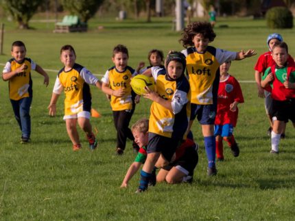 Bambini giocano a rugby a Falconara
