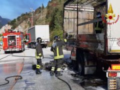 Incendio di un autocarro lungo la SS76 a Fabriano