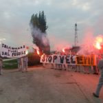 Manifestazione a ridosso della centrale Eni di Falconara
