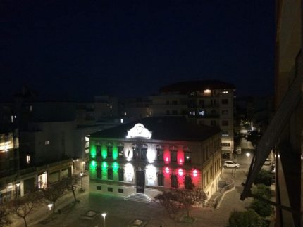 Tricolore proiettato sul Centro Pergoli di Falconara