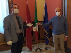 Collane porta mascherine donate ai dipendenti del Comune di Jesi
