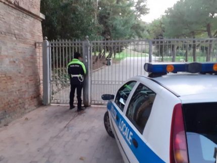 Controlli della Polizia Locale al parco Kennedy di Falconara