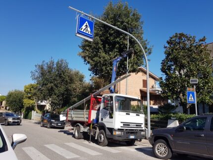 Sostituzione dei pali della luce a Falconara