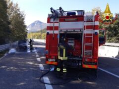 Auto in fiamme lungo la Statale 76