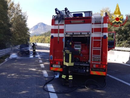 Auto in fiamme lungo la Statale 76