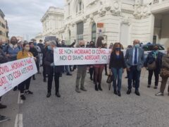 Protesta a Falconara contro la chiusura delle attività