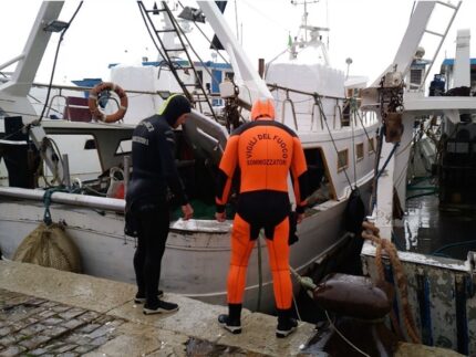 Soccorso di un uomo caduto in mare presso il porto di Ancona