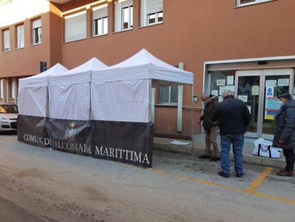 Tenda installata davanti agli ambulatori Asur di Falconara