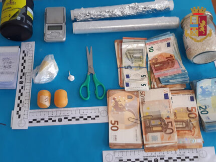 Materiale sequestrato dalla Polizia della Squadra Mobile di Ancona