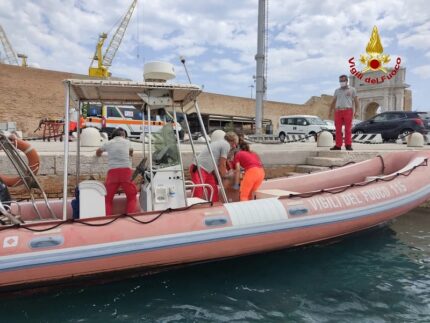 Soccorso di una ferita da parte dei Vigili del Fuoco