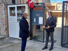 Massimo Bacci in visita alla sede jesina della Cgil