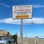 Cartelli riguardanti la presenza di ciclisti ad Ancona