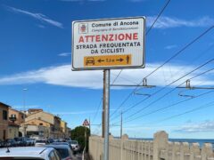 Cartelli riguardanti la presenza di ciclisti ad Ancona