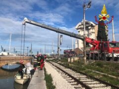 Imbarcazione affondata al porto di Ancona