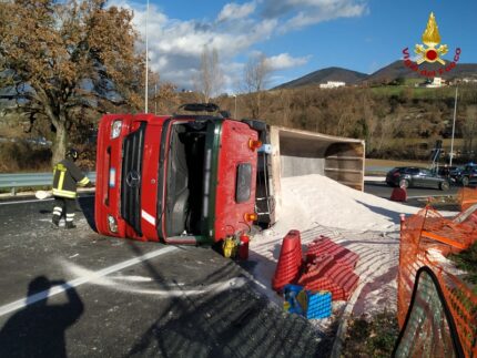 Tir ribaltato a Fabriano