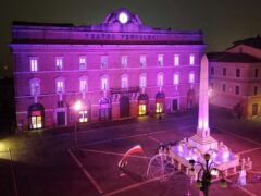 Piazza della Repubblica tinta di rosa a Jesi