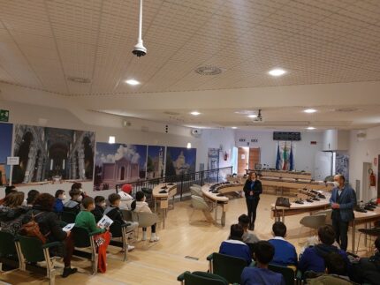 Bambini in visita presso la sala consiliare di Falconara