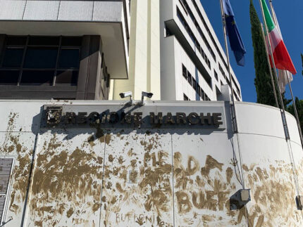 Il fango dell'alluvione 2022 sul palazzo della Regione Marche - Corteo #fridaysforfuture