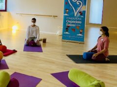 Corso di yoga per i bambini ospiti dell'ospedale Salesi