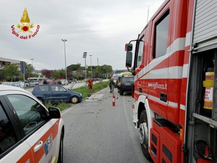 Frontale tra due auto a Monte Roberto