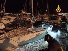 Imbarcazione in fiamme nel porto turistico di Marina Dorica