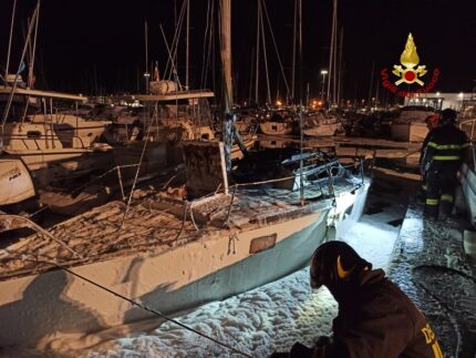 Imbarcazione in fiamme nel porto turistico di Marina Dorica