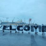 Striscione Welcome per l'arrivo dei migranti sulla nave Geo Barents