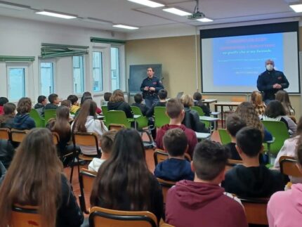 Polizia a scuola ad Ancona