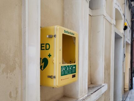 Defibrillatore vandalizzato a Jesi