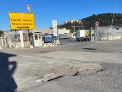 Buche nei pressi del porto di Ancona