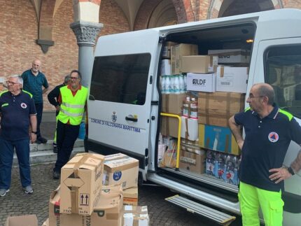 Materiale raccolto a Falconara e destinato agli alluvionati dell'Emilia Romagna