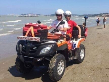 Quad della Croce Gialla sulla spiaggia di Falconara