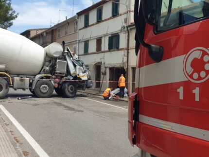 Betoniera finita contro una casa ad Ancona