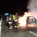 Auto in fiamme lungo l'A14
