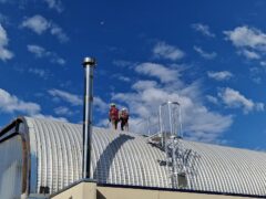 Installazione dei pannelli fotovoltaici sul tetto del palasport di Castelferretti