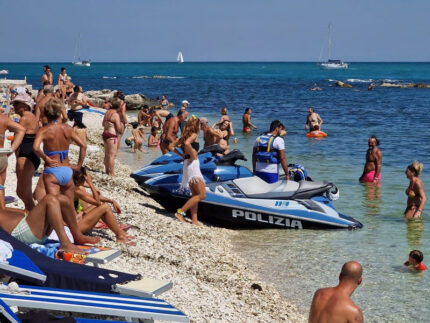 Moto d'acqua della Polizia sui lidi dell'Anconetano
