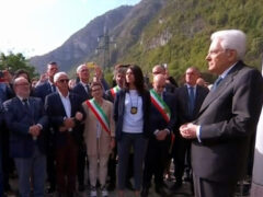 Maurizio Mangialardi (sullo sfondo) alla cerimonia per i 60 anni dal Vajont