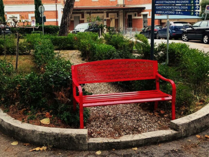 Panchina rossa all'ospedale di Senigallia