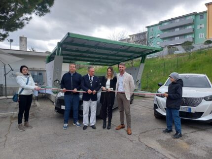 Pensilina per la ricarica di auto elettriche inaugurata a Falconara