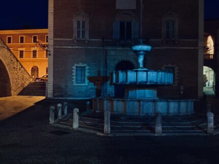 Fontana illuminata di blu a Fabriano per la Giornata dell'Autismo