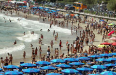 spiaggia affollata