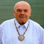 Il mondo della boxe piange un suo campione: è morto all’età di 85 anni, Primo Zamparini, medaglia d’argento nei pesi gallo alle Olimpiadi di Roma nel 1960. Il decesso è avvenuto all’ospedale Profili di Fabriano dove Zamparini si trovava ricoverato a seguito di una brutta caduta. È stato un campione eccezionale, un simbolo per la boxe fabrianese e marchigiana – commenta il Presidente della federazione pugilistica marchigiana Luciano Romanella – quando si presentava alle nostre riunioni, veniva sempre invitato a salire sul ring per farlo conoscere e portarlo ad esempio dei nostri giovani atleti; il pugilato marchigiano si stringe attorno alla famiglia per la grave perdita di un simbolo dello sport fabrianese. Durante la sua carriera agonistica Zamparini, soprannominato “la macchina da pugni” ha vinto la medaglia d’argento alle Olimpiadi di Roma nel 1960, la medaglia d’oro ai mondiali militari nel ’60 e bronzo ai campionati europei del 1961. Ha fondato la società dilettantistica “Pugilistica Fabrianese” dove insegnava la noble arte alle nuove leve. I funerali avranno luogo domani, venerdì 23 agosto, alle ore 17,00, presso la Chiesa di San Giuseppe Lavoratore a Fabriano. Massimo Pietroselli