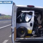 Parti di auto rubate rinvenute a bordo di un furgone