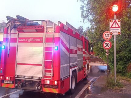 Auto soccorsa in un sottopasso allagato ad Ancona