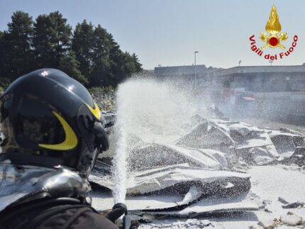 Incendio in un capannone in zona Baraccola ad Ancona