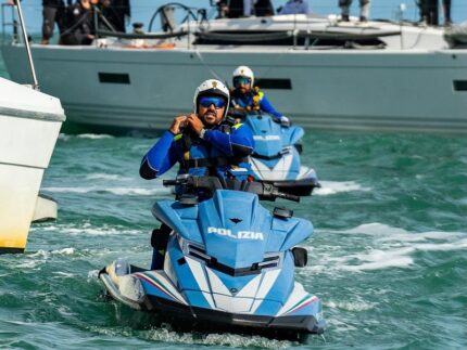 Controlli della Polizia di Stato con le moto d'acqua