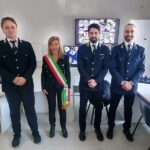 Il sindaco Stefania Signorini con gli agenti della Polizia Locale di Falconara