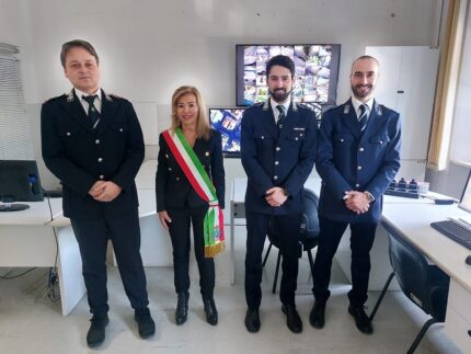 Il sindaco Stefania Signorini con gli agenti della Polizia Locale di Falconara